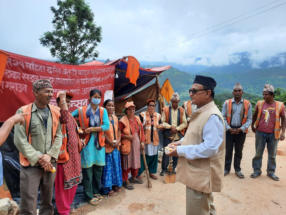 बैतडीमा लेन्थवर्करहरुले तोडे अनसन 